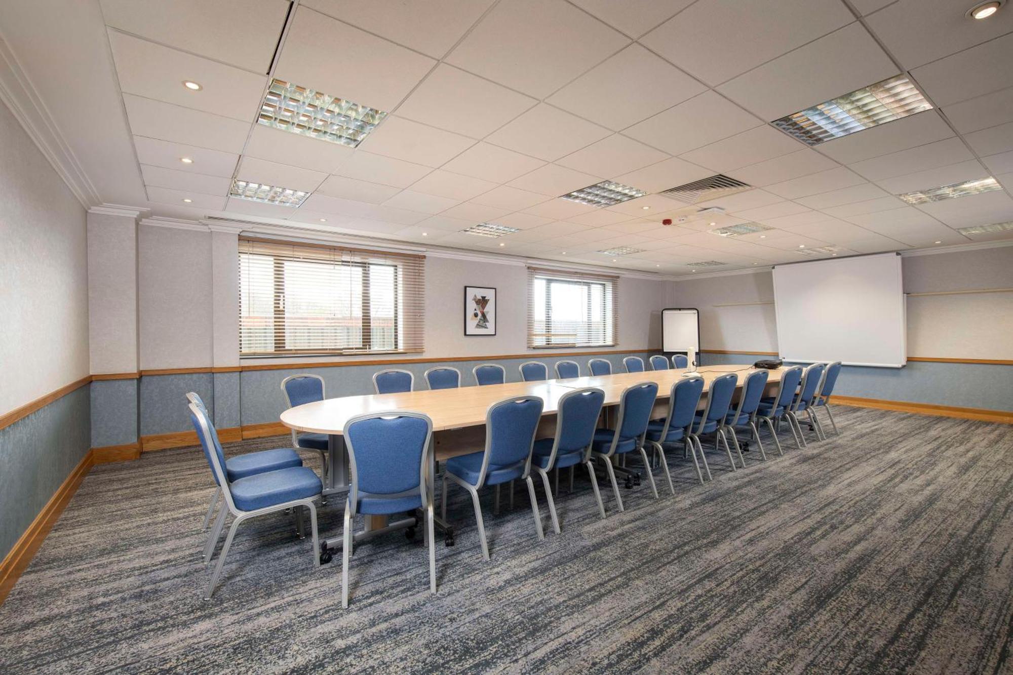 Doubletree By Hilton Swindon Hotel Εξωτερικό φωτογραφία